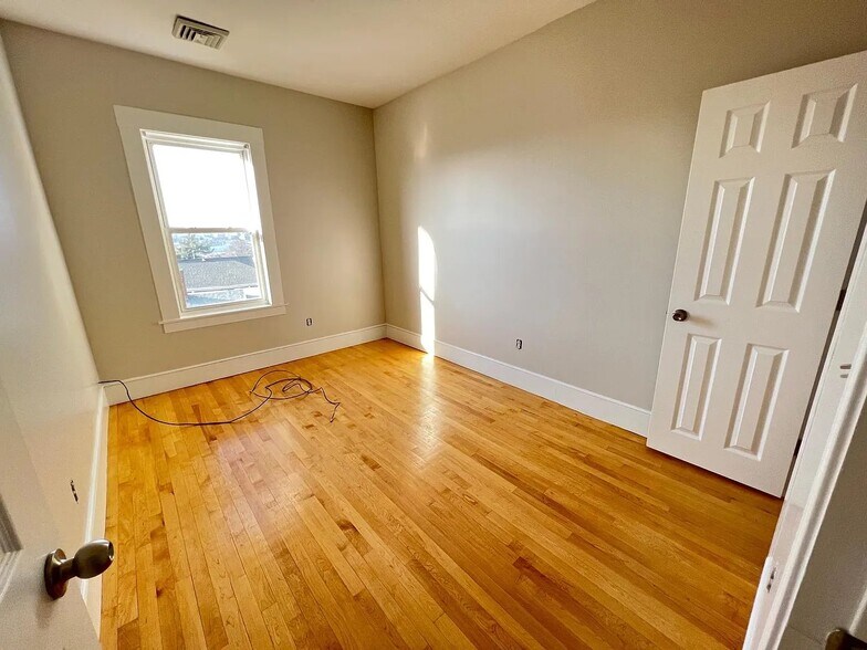 Building Photo - 13 Winthrop St