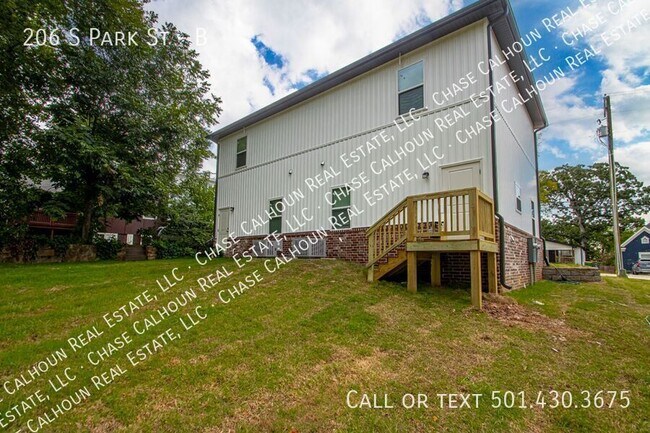 Building Photo - 206 S Park St