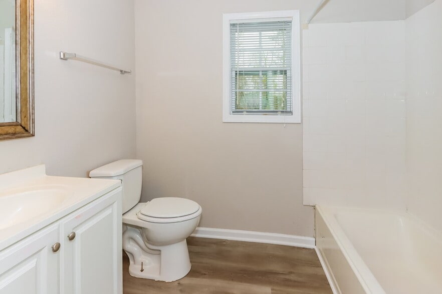 Building Photo - 1308 Greenbriar Dr