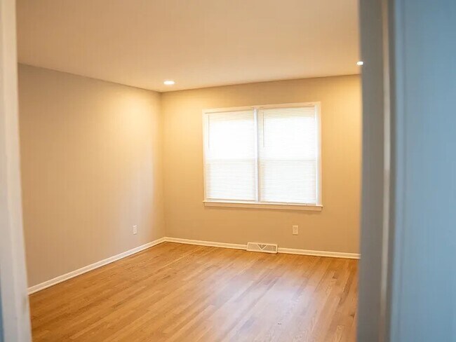 Building Photo - 914 Edison Rd