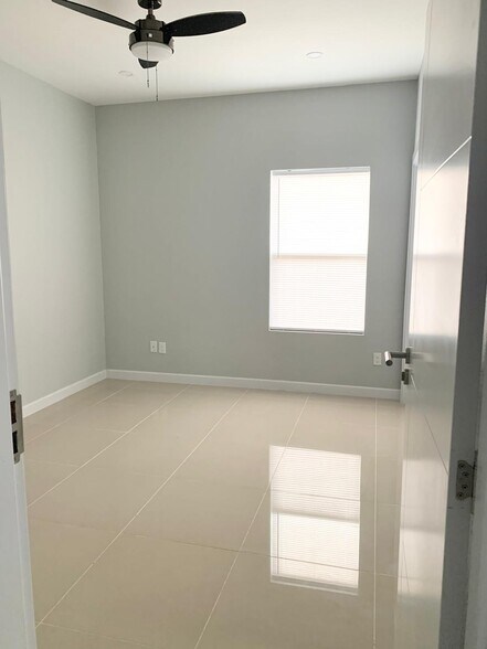 Building Photo - 2016 Summerland Ln