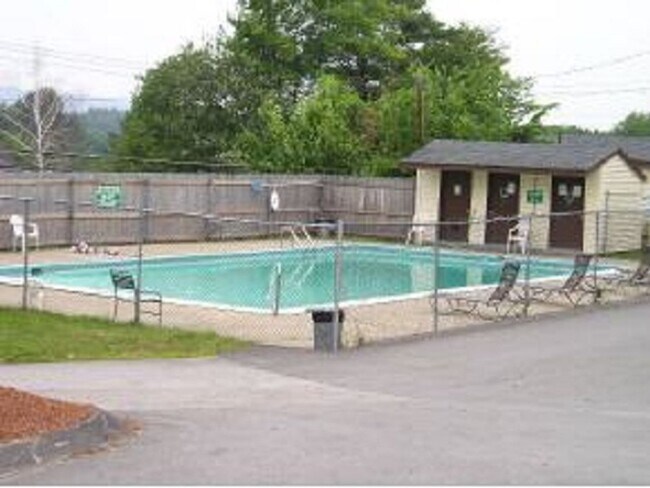 Building Photo - Bright 2BR Condo with Balcony, Pool & Heat Included – Prime Commuter Location