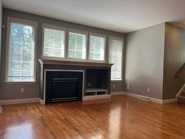 Building Photo - Luxury 4 Bedroom, 3.5 Bath End Unit Townho...