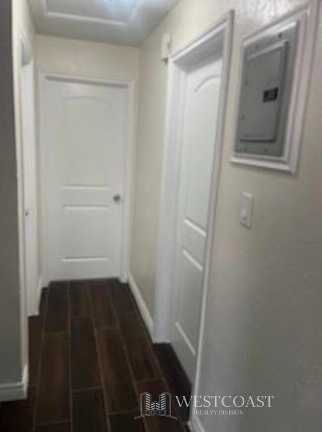 Building Photo - 1041 W Reeve St