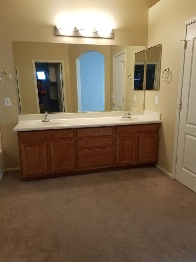 Building Photo - FREE RENT OAC  4 bedroom  3 car garage RV Gate