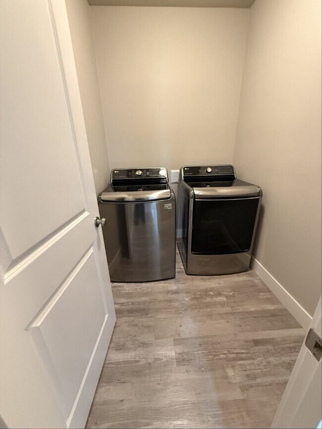 Building Photo - 3 Bed 2 Bath - Sublimity Duplex