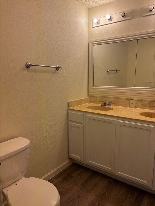 Building Photo - 3 Bedroom 2 Bath