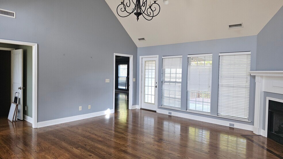 Building Photo - 646 Hidden Oaks Dr