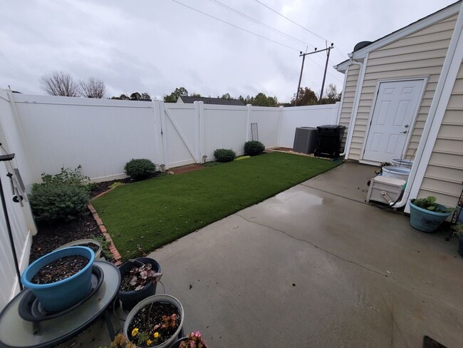Building Photo - Great end unit in Waters Edge! Master on the main!