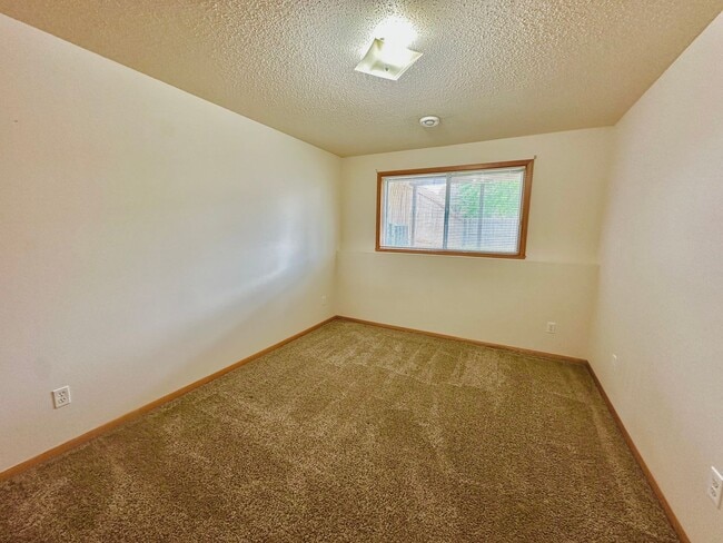 Building Photo - 3 Bed, 2 Bath Twinhome!