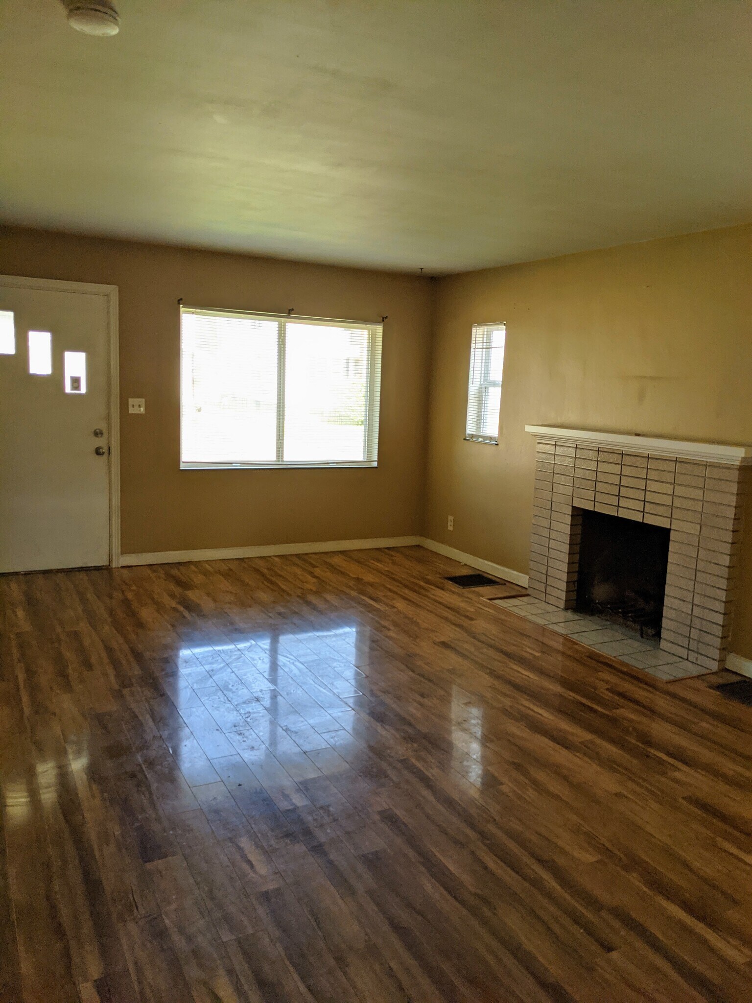 Building Photo - 543 Woodbury Ave