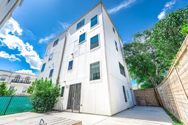 Building Photo - 5733 Winsome Ln