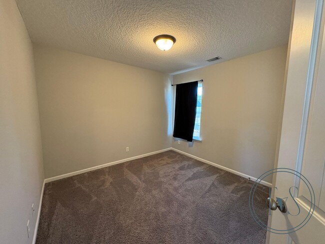 Building Photo - **RATE DROP ALERT (Was $2600/month)!**