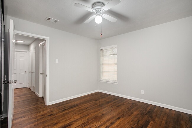 Building Photo - $1,000 Move In Special – First Month with 18 Month Lease