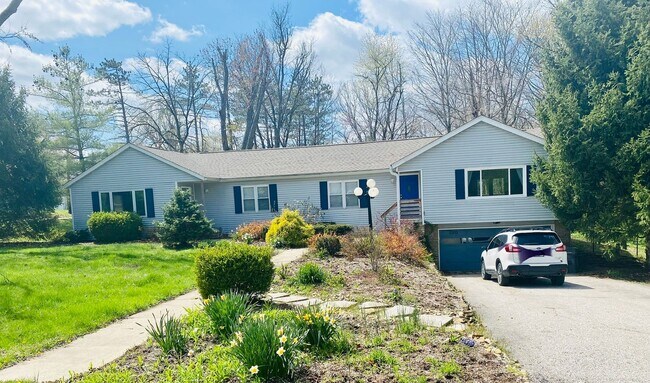 Building Photo - 4 bed/3bath-University Elementary School/I...