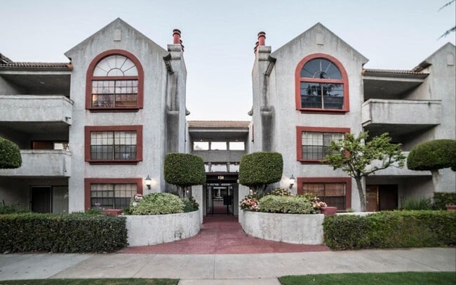 Building Photo - Amazing South Pasadena Condo in Prime Location!