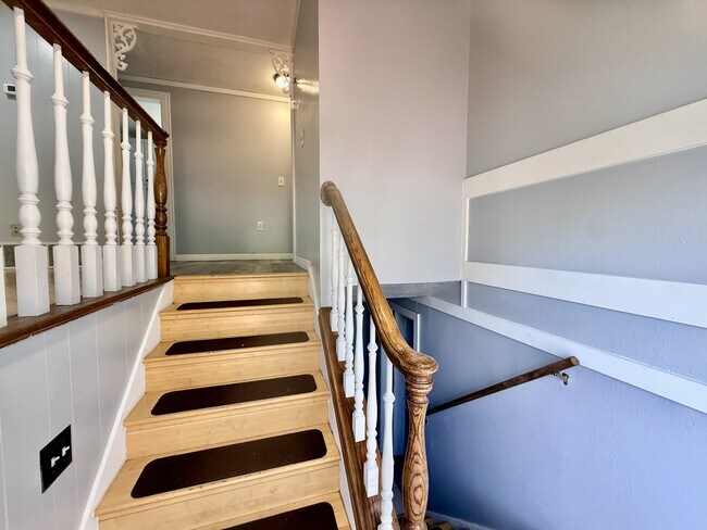 Building Photo - 1021 N 925 E St