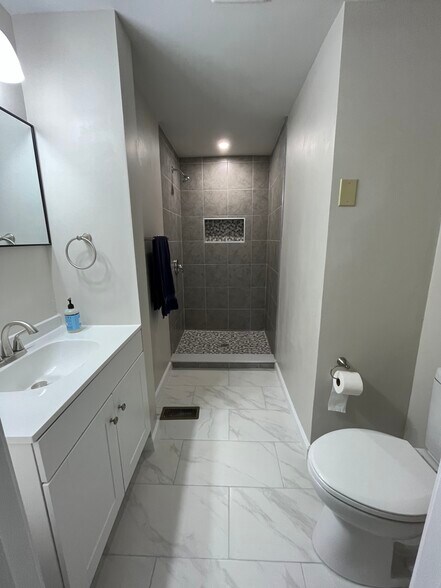 Shared bathroom x 2 - 206 Ridge Rd