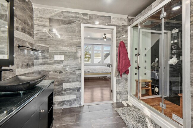 Building Photo - 4415 Bradley Ln