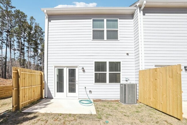 Building Photo - Fantastic 3bd/2.5ba home! Coming soon!