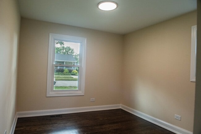 Building Photo - 1028 Valley Stream Dr