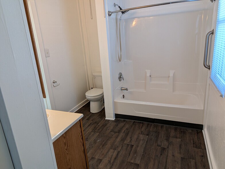 Building Photo - 1204 S 13th St