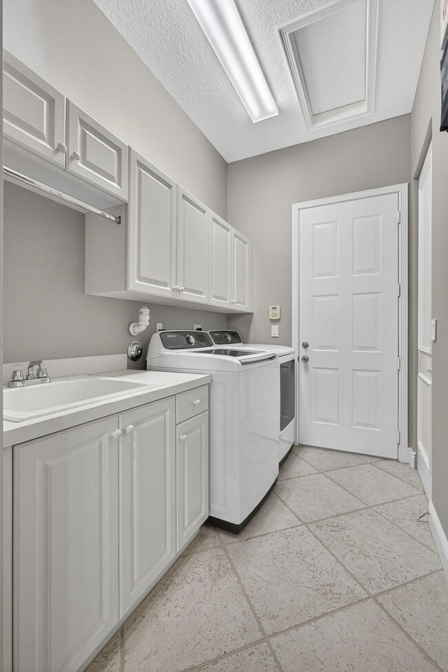 Building Photo - 2162 Stotesbury Way