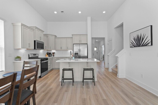 Building Photo - Wonderful Short-Term Furnished Townhome Cl...