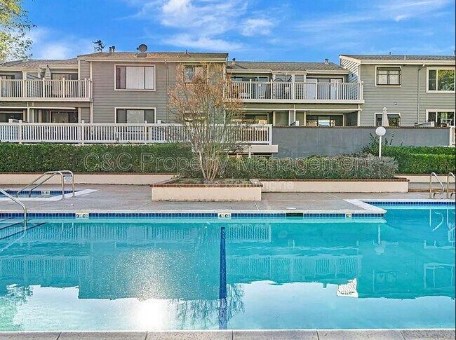 Building Photo - 37050 Meadowbrook Common