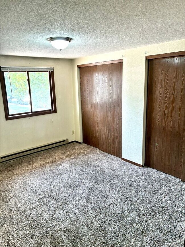 Building Photo - Cozy 2 Bed/1 Bath Apartment in North Lovel...