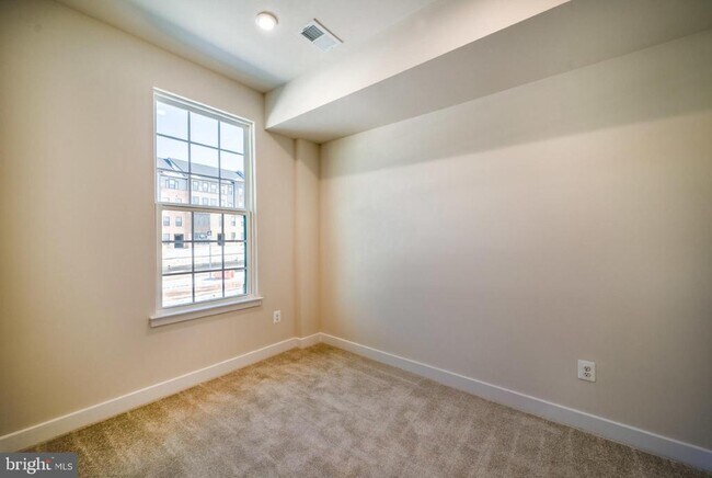Building Photo - 14064 Sunrise Valley Dr