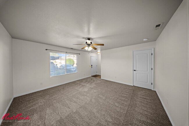 Building Photo - Adorable 3 Bedroom End Unit Townhome!