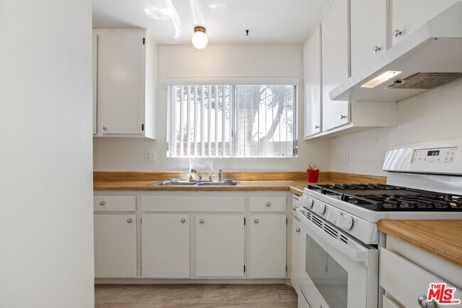 Building Photo - 5464 Evelyn Dr