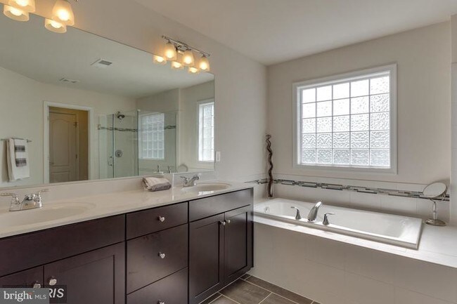 Building Photo - 42558 Stratford Landing Dr