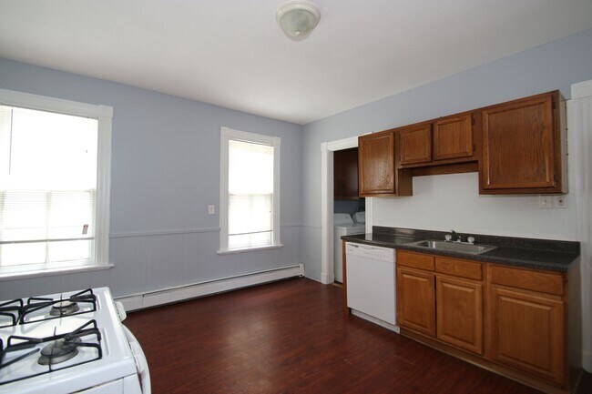 Building Photo - 198 Blatchley Ave