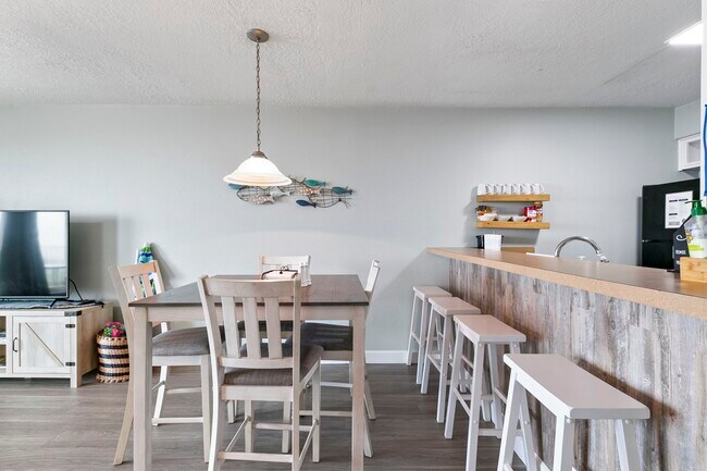 Building Photo - 7600 Seawall Blvd