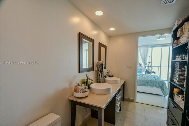 Building Photo - 495 Brickell Ave