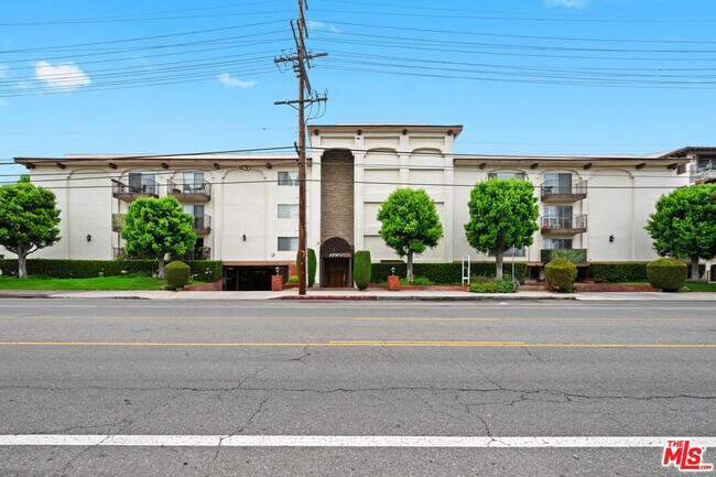 Building Photo - 12801 Moorpark St