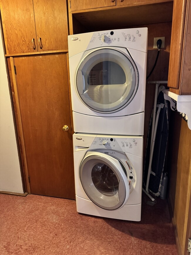 Building Photo - 43 Pleasant View St