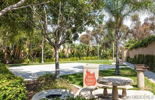 Building Photo - Available Now! Tri-Level 3 Bedroom 3.5 Bath Townhome!!