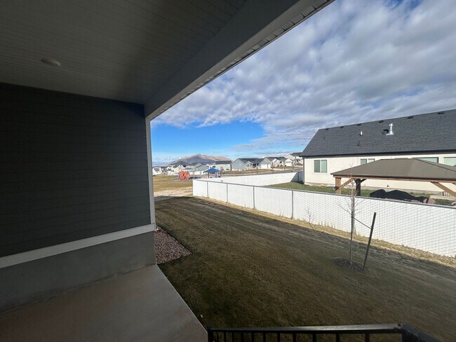 Building Photo - 3 Bedroom 2 Bathroom -Upstairs Apartment-Saddlebrook Dr. Santaquin