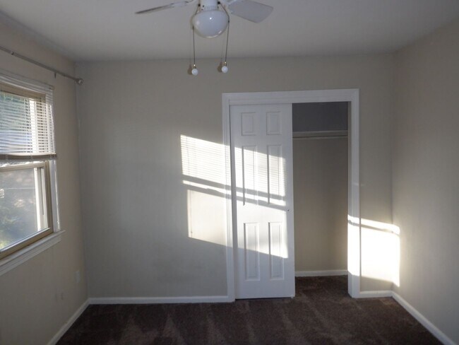 Building Photo - Downs1345-1347