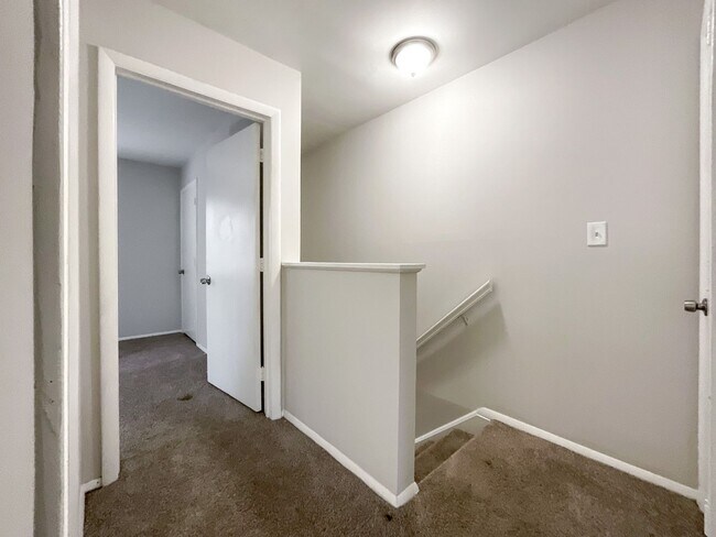 Building Photo - COMING SOON! Charming 2-Bed, 1.5-Bath Retr...