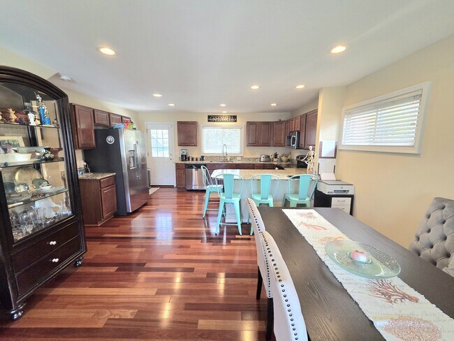 Building Photo - 108 N Gladden St