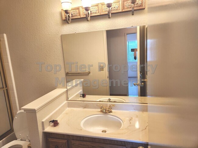 Building Photo - Spacious 4 Bed/2 Bath /1,970 square foot h...