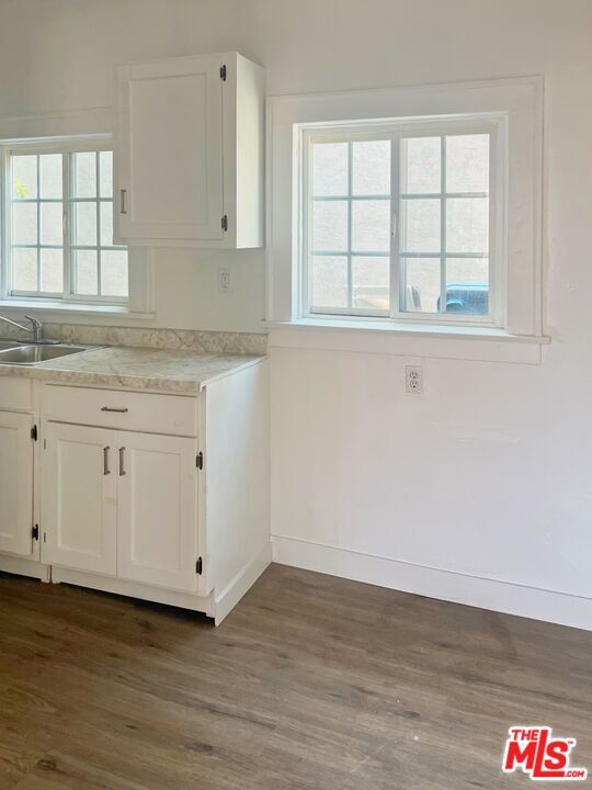 Building Photo - 522 W Vernon Ave