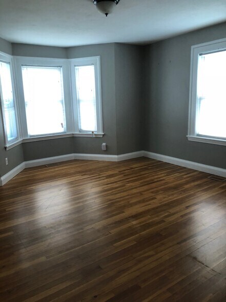 Building Photo - 27 Pleasant St