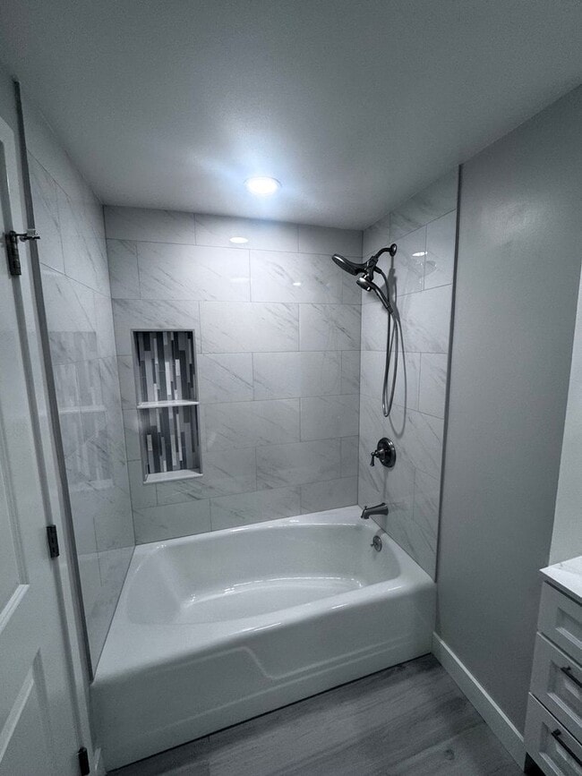 Building Photo - Spacious 3 Bed 2 Bath in Enderle Gardens: ...