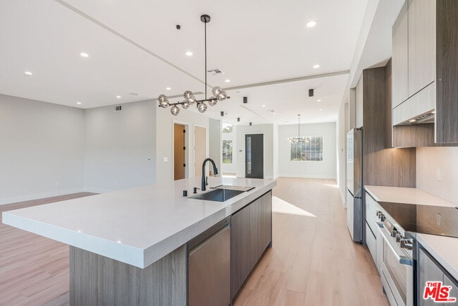 Building Photo - 8670 Encino Ave