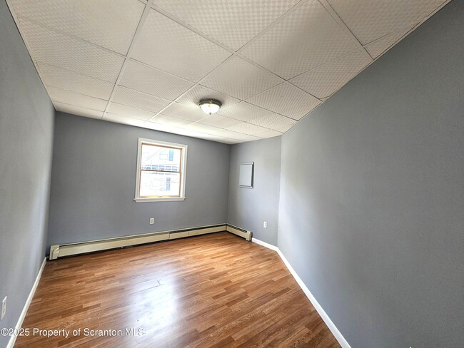 Building Photo - 112-114 N Valley Ave